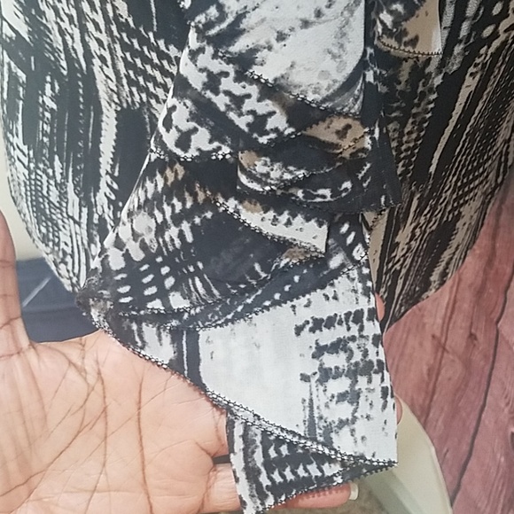 Vince Camuto Ruffled sleeveless blouse - Picture 4 of 4